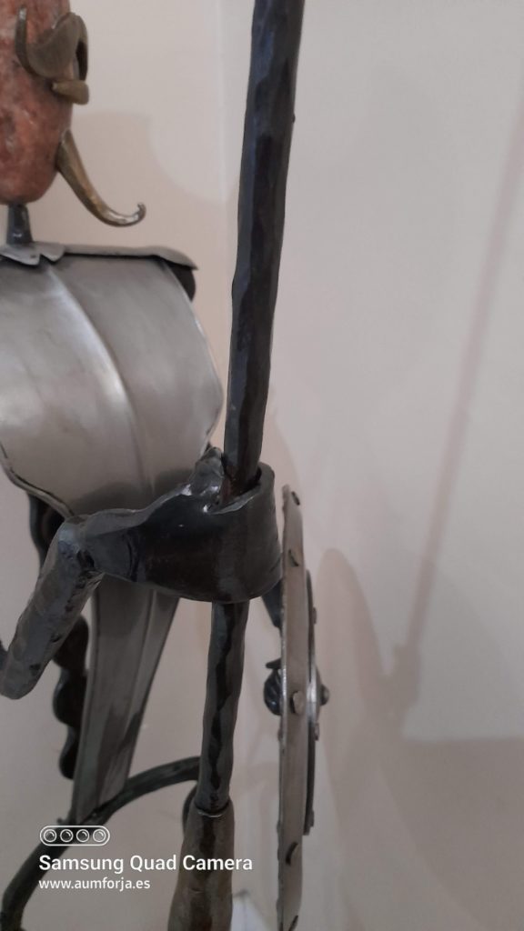 detalle lanza escultura don quijote de forja